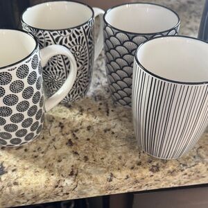 Black and White Patterned Mug Set